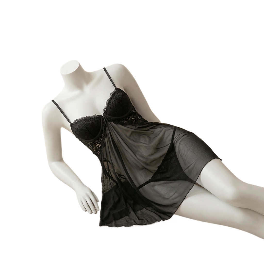 Babydoll Chemise Night - 女性用、レースがあしらわれたベビードール風ランジェリー。透け感のあるメッシュ素材のナイトガウンで、花柄のカップと調節可能なストラップが付いています。新婚旅行や結婚式の夜に最適です。
